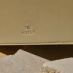 beige handtas liest mertens embossing