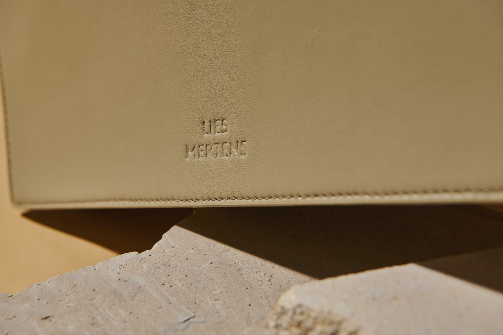 beige handtas liest mertens embossing